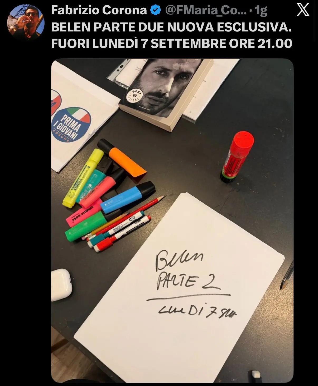 Scrivania di Fabrizio Corona con foglio su cui compare la scritta Prima i Giovani Corona